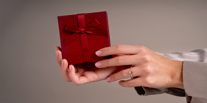 Hand mit drei Ringen