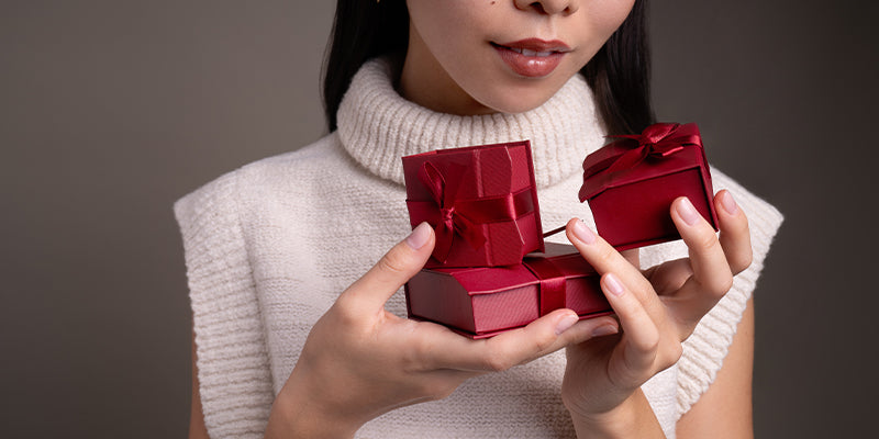 Hand mit drei Ringen