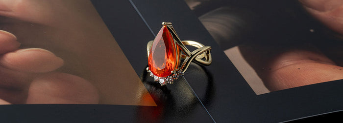 Feueropal-Ring auf Buch