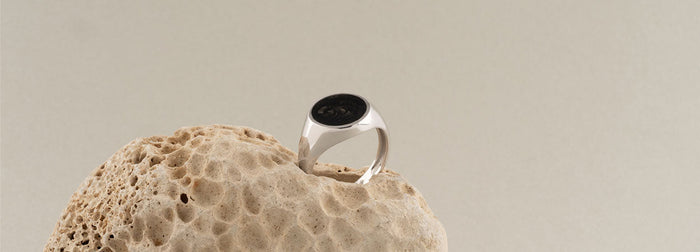 Hand mit drei Ringen