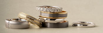 Hand mit drei Ringen