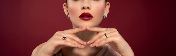 Model mit Rubinschmuck